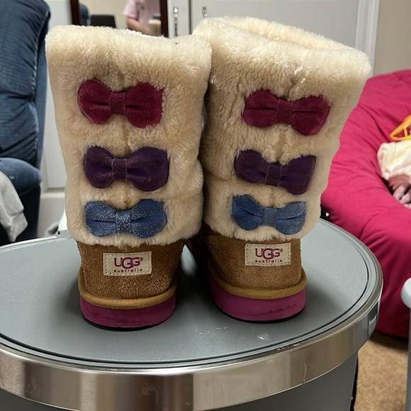 like new size 5 uggs! - Picture 2 of 2